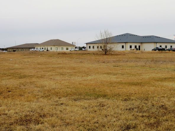 1011 20th Ave SE, Minot, ND 58701